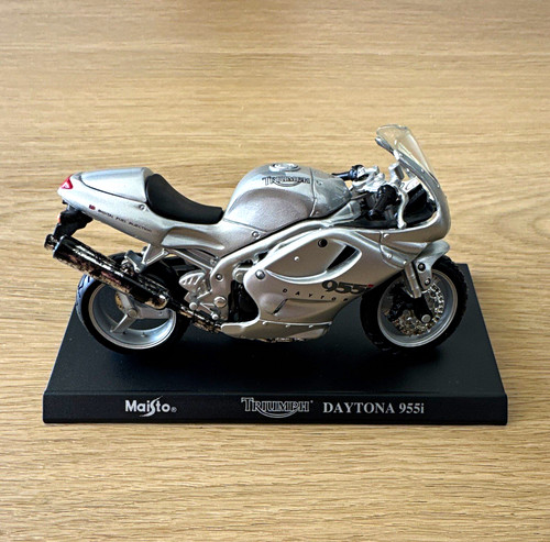 Maisto triumph daytona 955i - daytona,